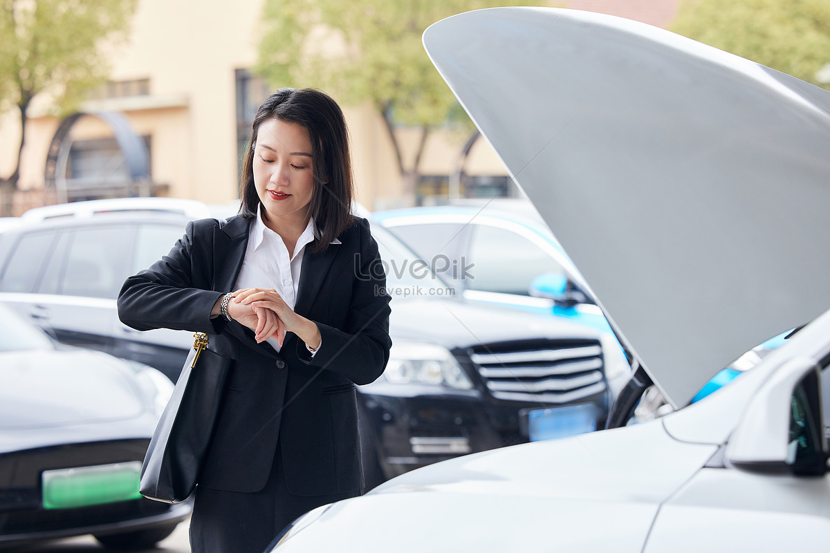 She drives 1 work. Бизнесвумен и порш.