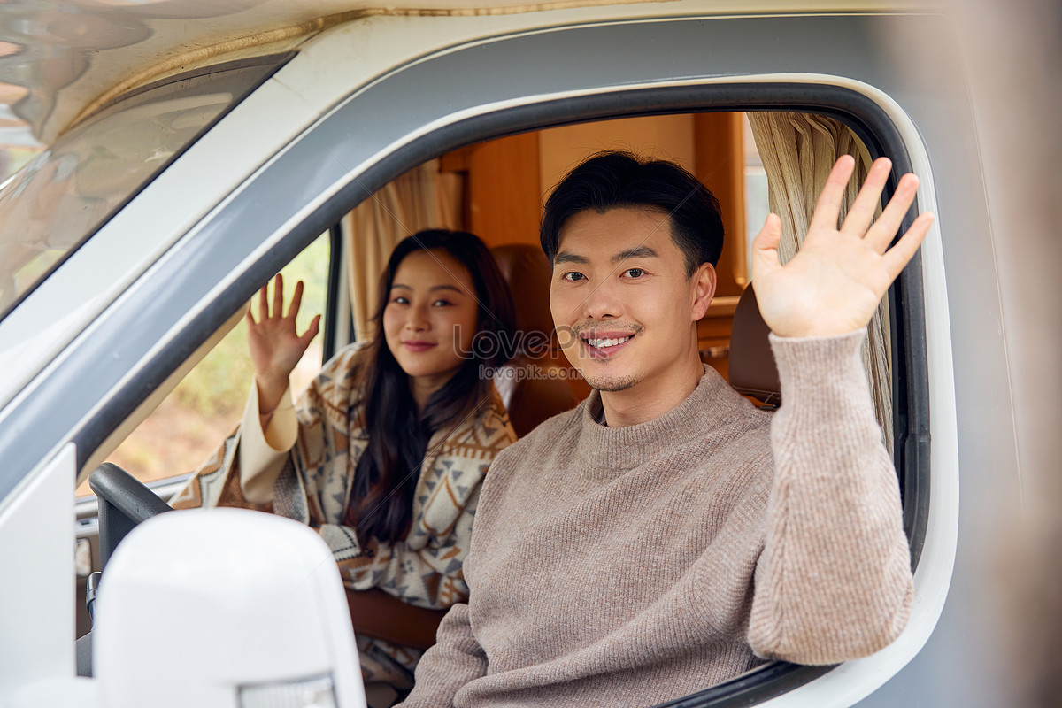 Young couple traveling by self-driving RV, self-driving, accompaniing, family HD Photo
