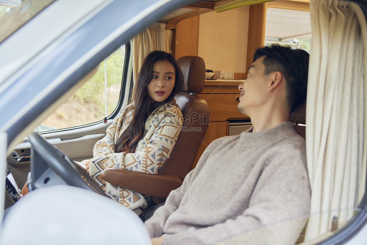 Young couple traveling in an RV, accompaniing, family, young HD Photo
