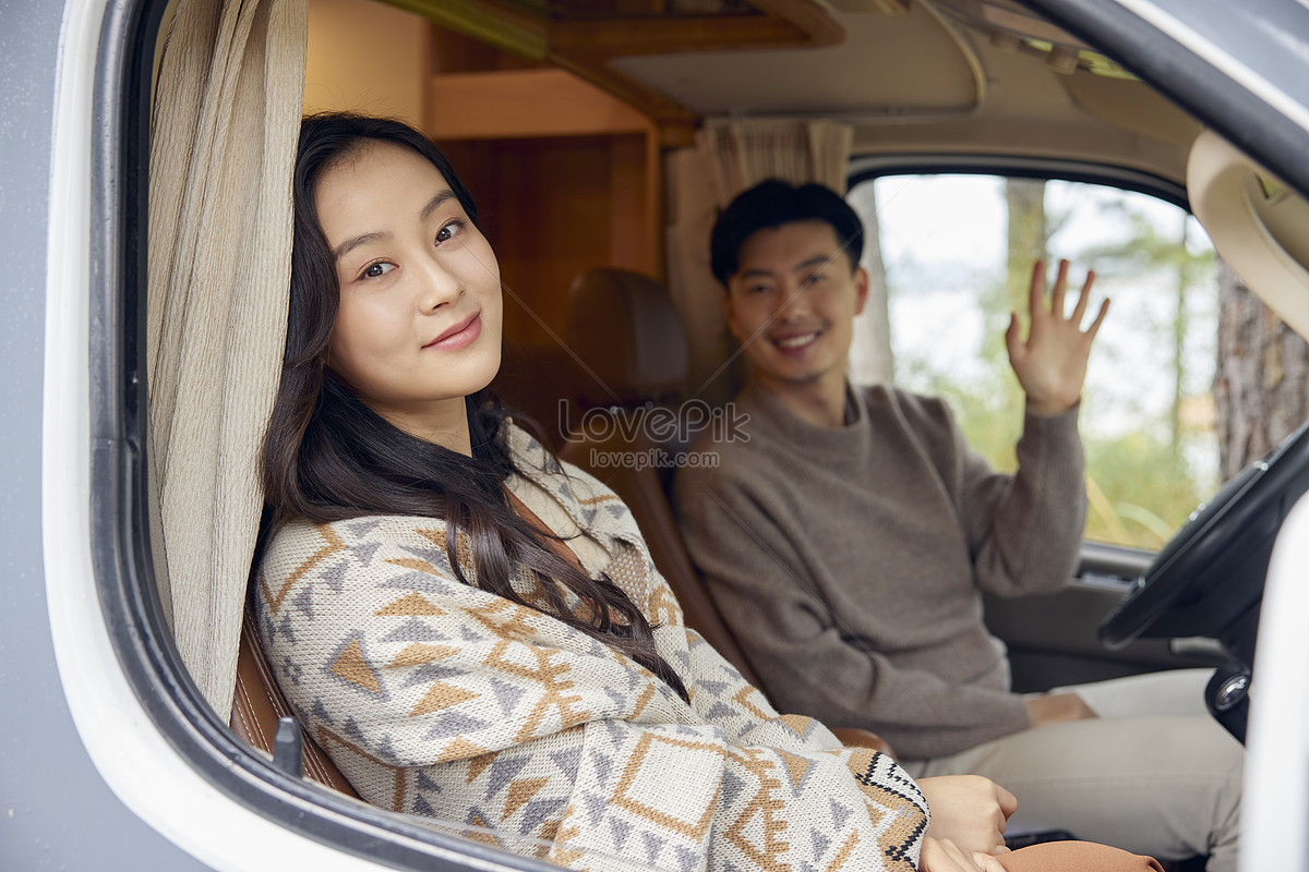 Image of young couple traveling in an RV, accompaniing, family, young HD Photo