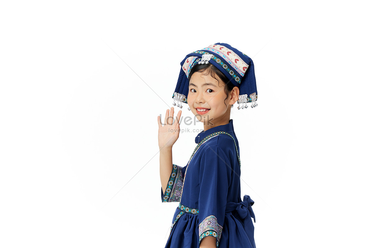 Oriental Zhuang Little Girl Looking Back And Saying Hello Picture And ...
