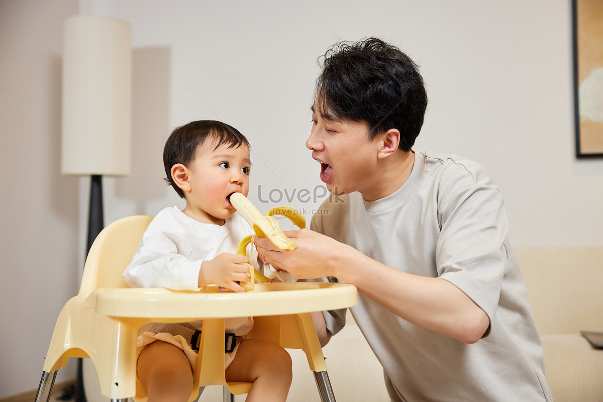 Feeding dad. Фото забота папа есть ребенок. Видео играют с закрытыми глазами бананом кормят.