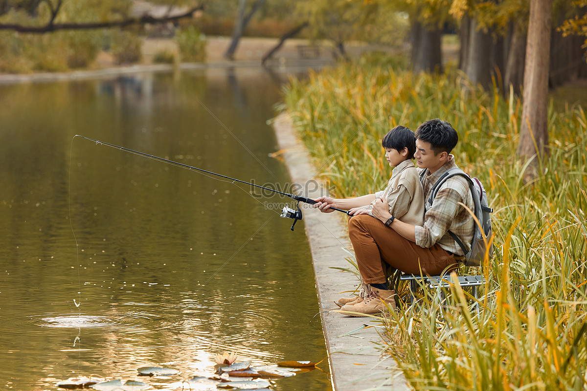 River sons. Мужчина рыбачит. Рыбалка красивое фото семейное. Отец природа. Father Fishing in Boots.