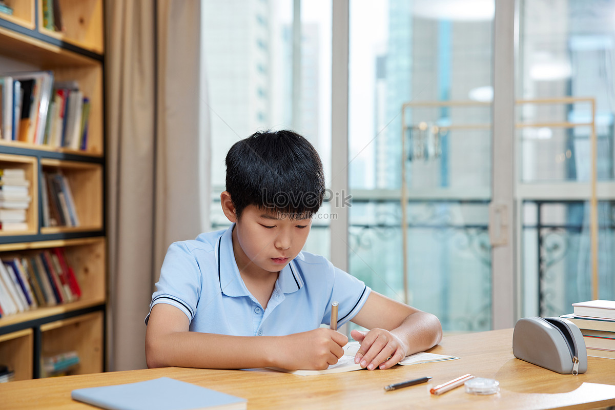 Photo de Petit Garçon Expérience Chimie Expérience Classe, enfant de  laboratoire Photo images free download - Lovepik