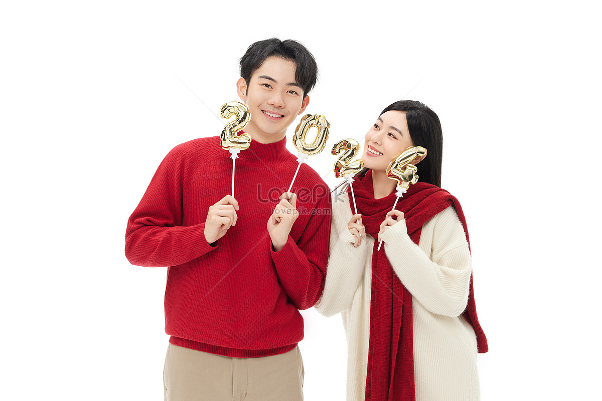 Happy Couple Holding Numbers 2024 Picture And HD Photos Free Download   4876  Wh1200 